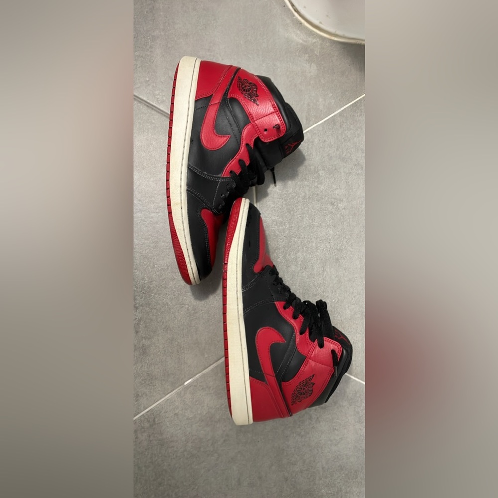 Jordan 1 retro red/blk. Mens 10.5